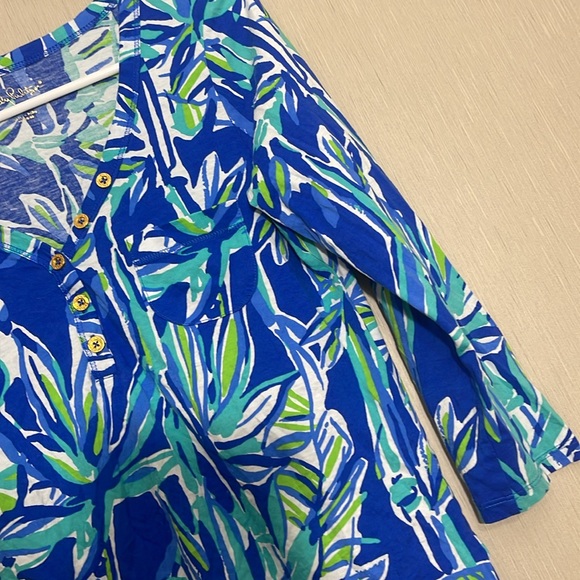 Lilly Pulitzer blue palm tree print 3/4 sleeve small top - Picture 2 of 3